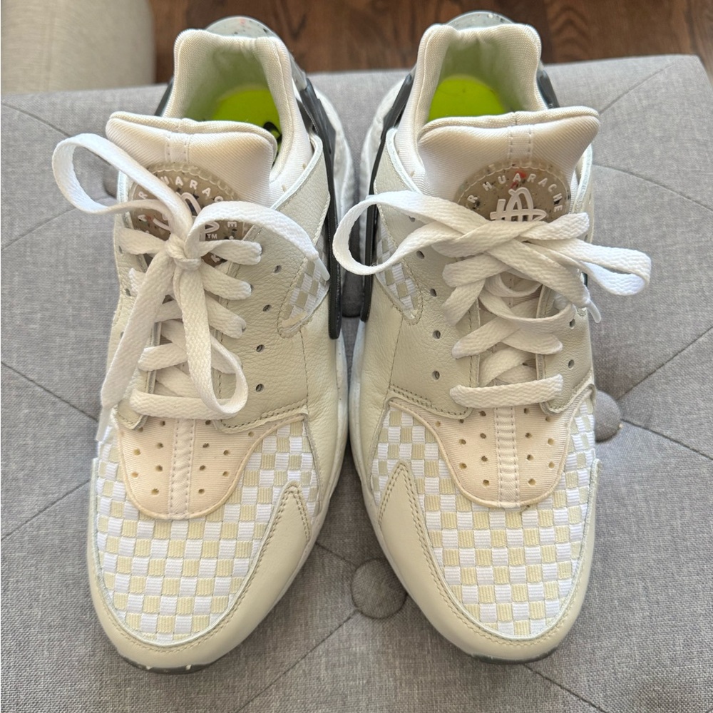 Nike men's Air Huarache crater light bone/white/blk ,size 8 worn once like New!
